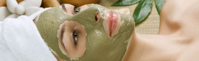 Девушка с маской из зелёной глины